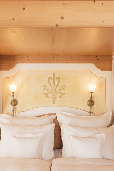 Individual, natural feel-good rooms and luxury suites